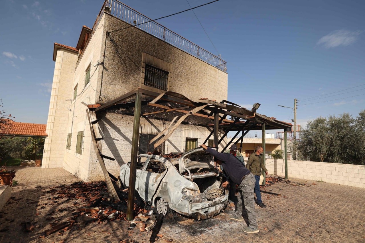 أحرق المستوطنون منزلاً ومركبة في بلدة ترمسعيا شمال رام الله